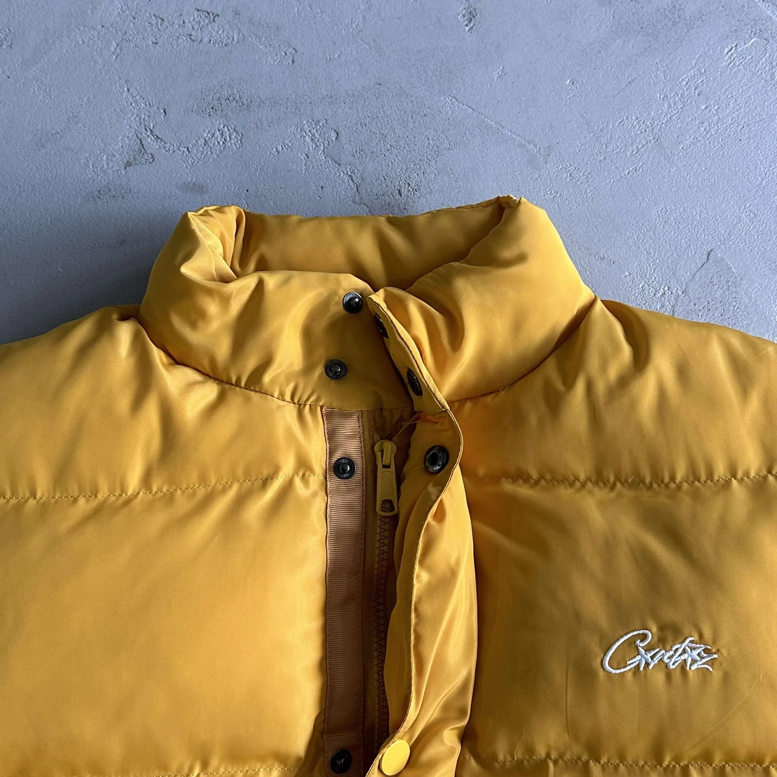 Chaqueta Corteiz Bolo Amarillo