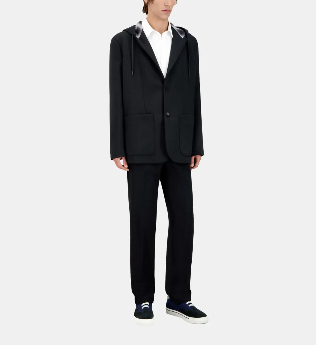 Chaqueta negra capucha