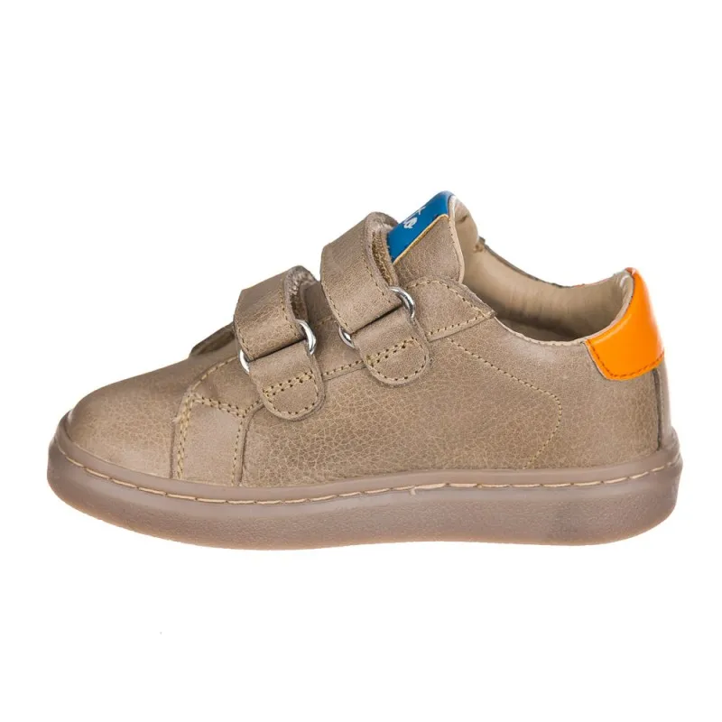 Deportivo niño casual en piel