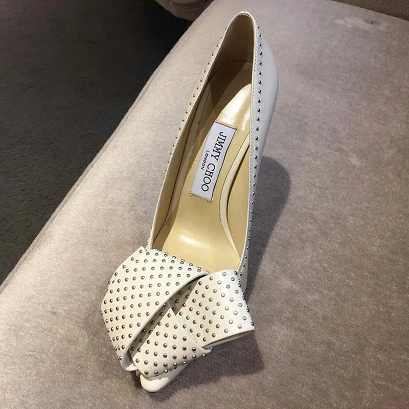 Jimmy Choo Mujer Tegan 100 Kid Leather con zapatos con detalles de lazo tachonados Blanco